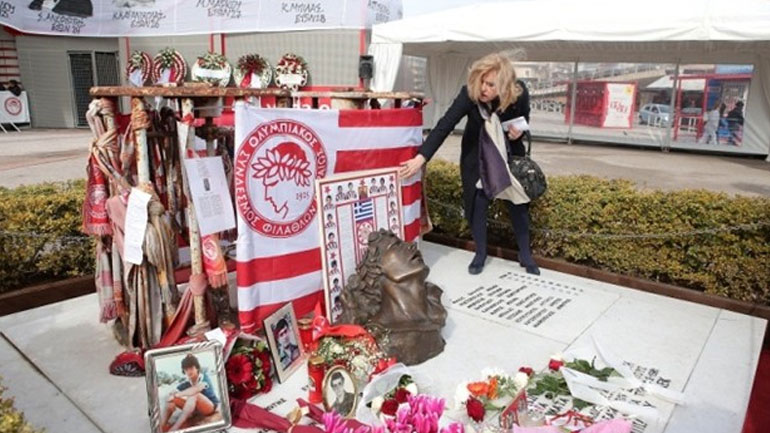 Γάβροι ντρόπιασαν τους νεκρούς της Θύρας 7