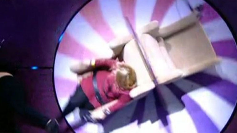 Ατύχημα στο Sunday live: Παίκτρια εκτινάχτηκε από την πολυθρόνα της Ατύχημα στο Sunday live: Παίκτρια εκτινάχτηκε από την πολυθρόνα της