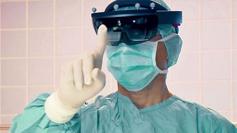 Έλληνας ακτινολόγος της διασποράς δημιούργησε ολογράμματα για να “βλέπουν” οι γιατροί κάτω από το δέρμα