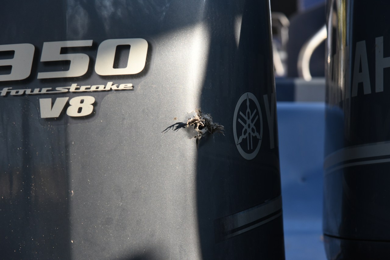 Τρύπα από σφαίρα ελεύθερου σκοπευτή της Μονάδας Υποβρυχίων Αποστολών του Λιμενικού