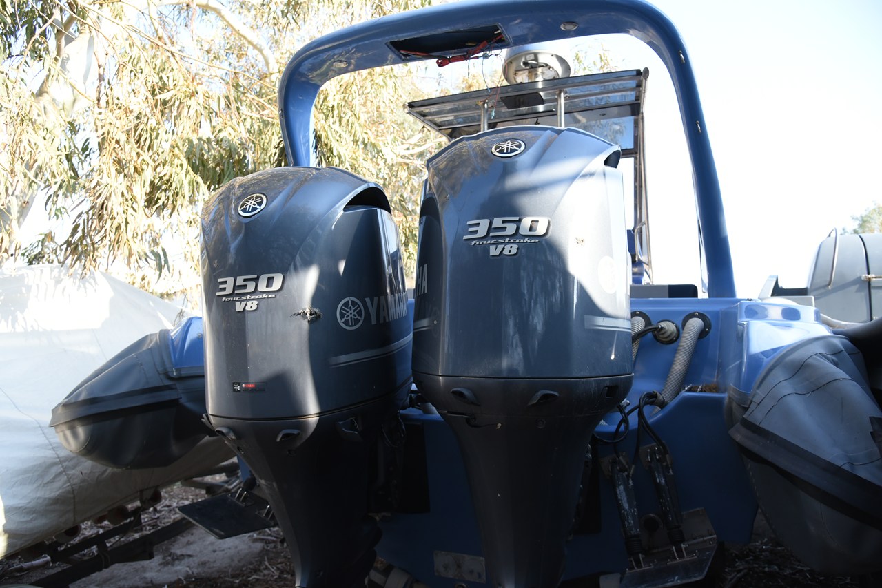 Βολές ελεύθερου σκοπευτή έχουν χτυπήσει τις μηχανές του σκάφους των ναρκέμπορων