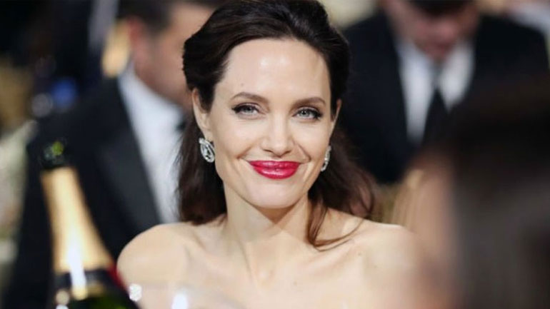 Η εκθαμβωτική εμφάνιση της Angelina Jolie με silver δημιουργία Atelier Versace στο κόκκινο χαλί