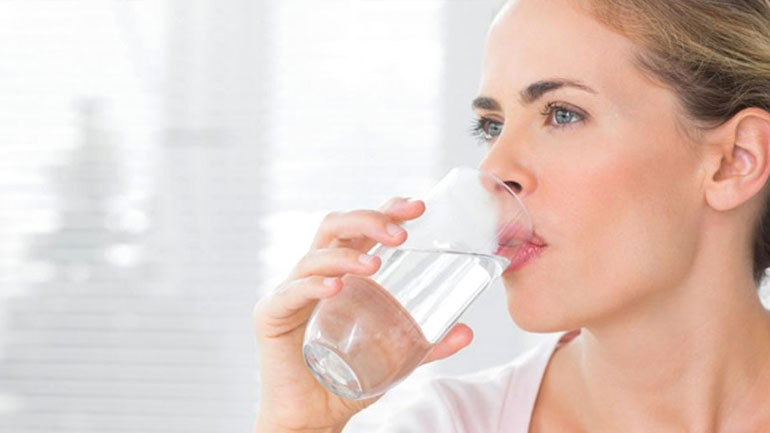 Γιατί πρέπει να πίνεις δύο ποτήρια νερό πριν από το φαγητό;
