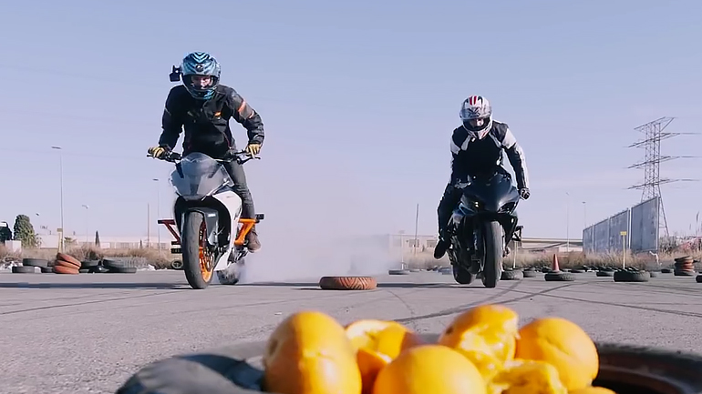 Μια μάχη drift με μοτοσυκλέτες