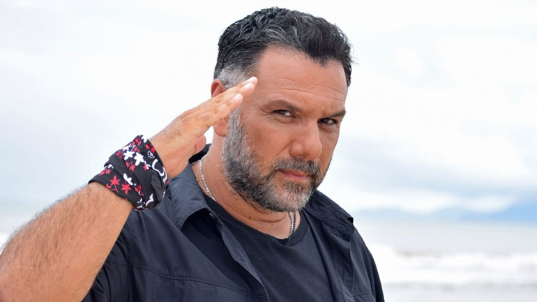 O Γρηγόρης Αρναούτογλου απαντά σε δημοσίευμα για τον μελαχρινό πειρασμό στο πλευρό του!