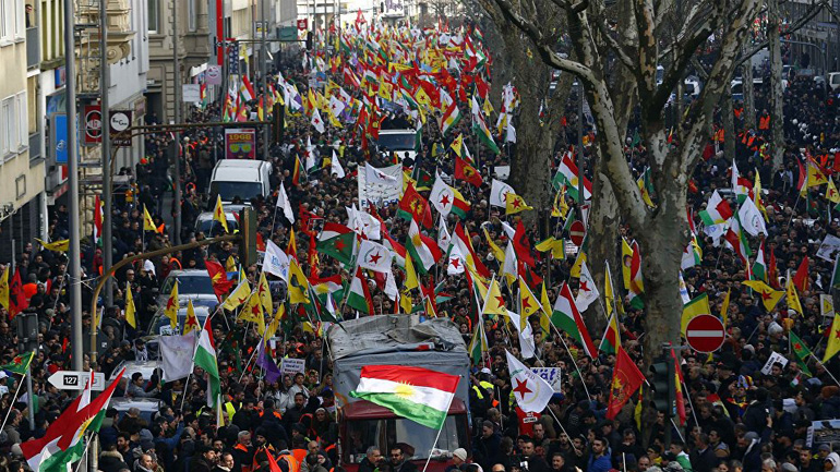 Συρία: Εκατοντάδες Κούρδοι κατακλύζουν την Αφρίν για να συμπαρασταθούν στους κατοίκους της