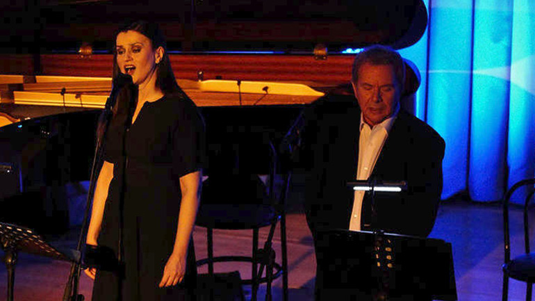 «Ο Γκάτσος που αγάπησα» με τον Μ. Μητσιά και την Κ. Καραμπέτη επιστρέφει για τρεις βραδιές στον ΦΣ «Παρνασσός»