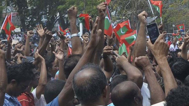 Στο πολιτικό χάος βυθίζονται οι Μαλδίβες