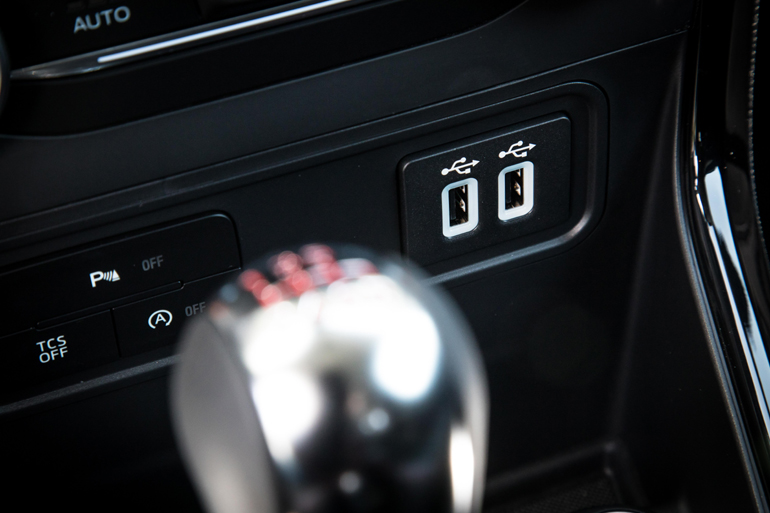 Διπλή θύρα USB