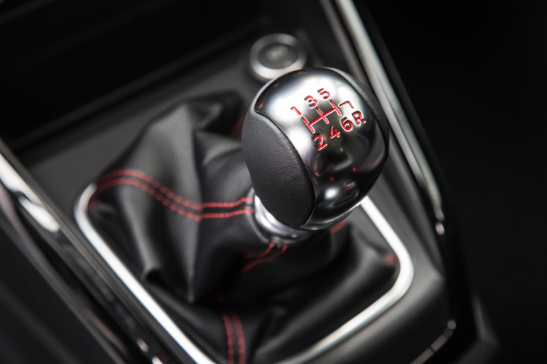 Εξάρι μηχανικό κιβώτιο ταχυτήτων. Αργότερα θα είναι διαθέσιμο και με αυτόματο