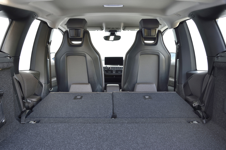 Τα πίσω καθίσματα πέφτουν και δημιουργείται ένα μεγάλος χώρος αποσκευών