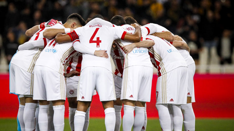 Ο όρκος νίκης των Πειραιωτών πριν την έναρξη του ματς