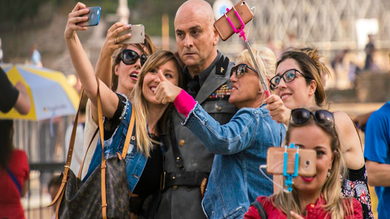 Τι θα γινόταν  εάν επέστρεφε  ο Μουσολίνι; Μία κωμωδία έχει ταράξει τα νερά στην κοινωνία της Ιταλίας