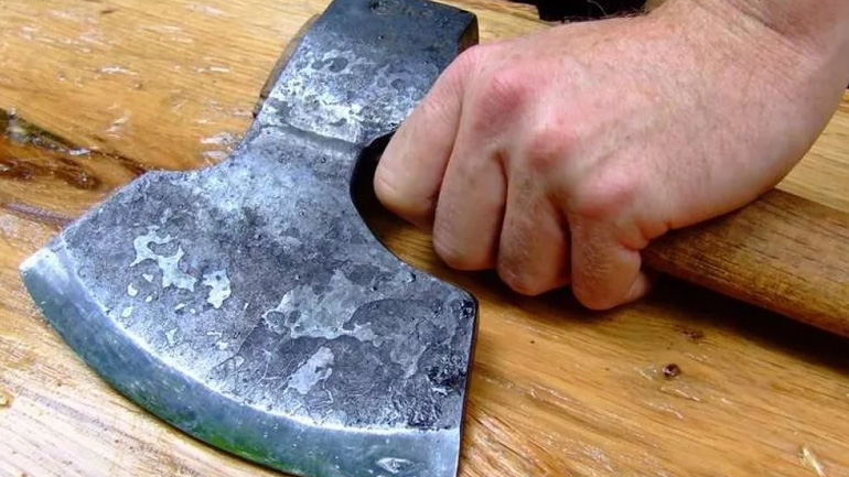 Τον τραυμάτισε με τσεκούρι για ένα… κούτσουρο