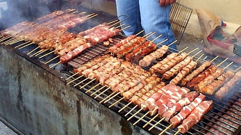 Τσικνοπέμπτη στο κέντρο της Λάρισας