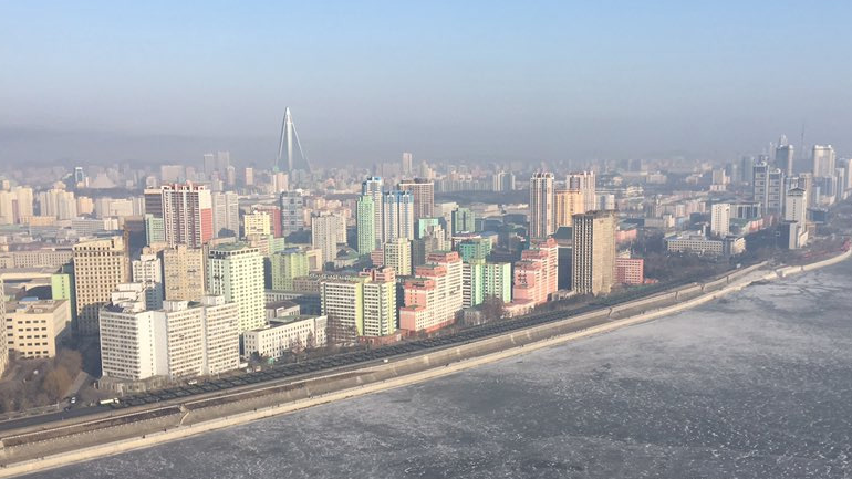 Στρατιωτική παρέλαση διεξήχθη στην Πιονγκγιάνκ σύμφωνα με τη Σεούλ