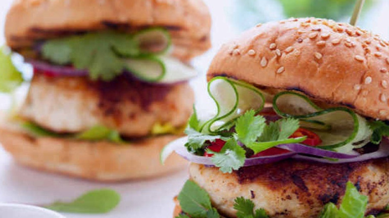 Burger με μπιφτέκια κοτόπουλου