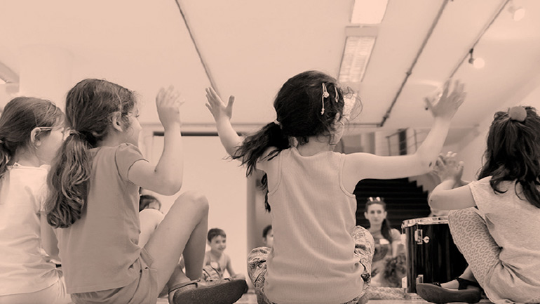 Όταν η τέχνη συναντά το παιχνίδι: Κυριακή στην Τεχνόπολη με σερπαντίνες και κομφετί