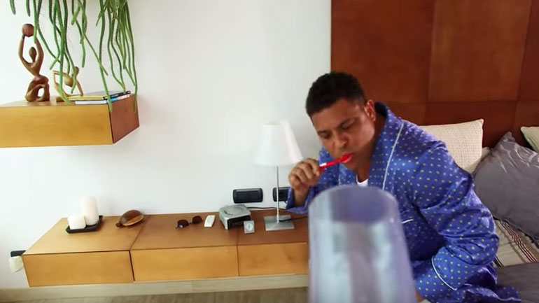 Έτσι βουρτσίζει ο Ρονάλντο τα δόντια του!