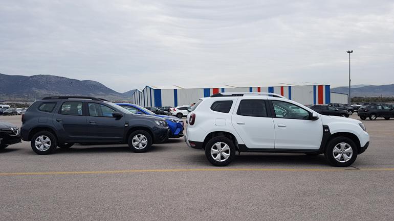 Τα Duster από το πλάι...