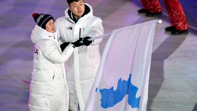 H ιστορική στιγμή όταν οι αποστολές της Νότιας και της Βόρειας Κορέας υπό την σημαία της κορεατικής ενοποίησης