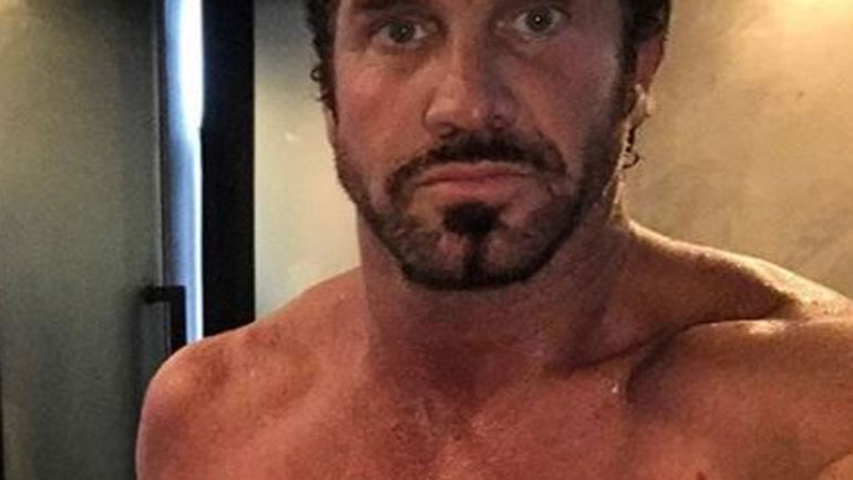 Σάλος με τις άκρως ακατάλληλες φωτογραφίες που δημιοσίευσε στο Instagram o μεγιστάνας Travers Beynon