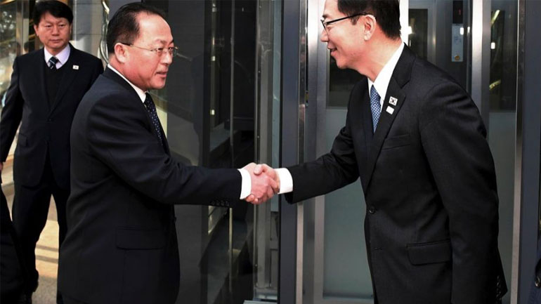 Ο πρόεδρος της Νότιας Κορέας και ο αρχηγός του κράτους της Βόρειας Κορέας αντάλλαξαν χειραψία