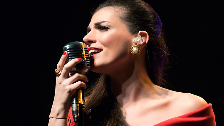 Μάγεψε η ερμηνεία της Φωτεινής Δάρρα στα τραγούδια της Τζένης Βάνου!