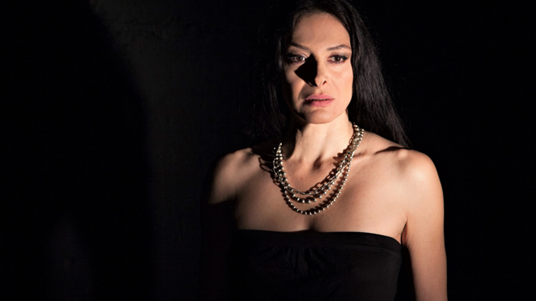 «Κάτω απ’ τον ίσκιο του βουνού» στο θέατρο Αργώ