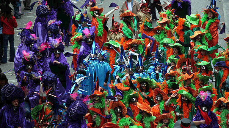 Χιλιάδες μικροί καρναβαλιστές «πλημμύρισαν» τους κεντρικούς δρόμους της Πάτρας