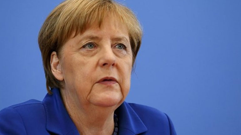 Η Μέρκελ απέφυγε να σχολιάσει τον νέο νόμο για το Ολοκαύτωμα