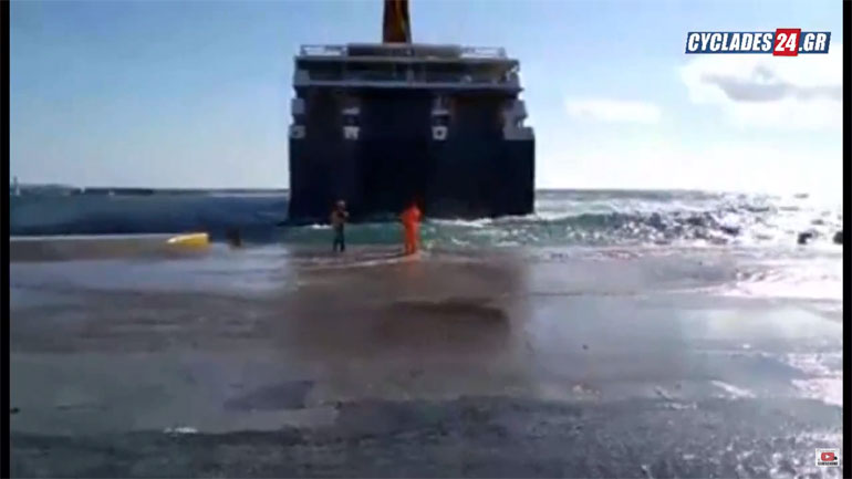 Τεράστια κύματα «χτυπούν» ασταμάτητα το λιμάνι της Τήνου – Μάχη για να δέσει το πλοίο