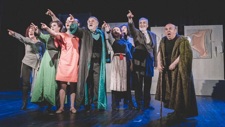 Ενθουσίασαν «Οι Ηλίθιοι» στο Κλειστό Δημοτικό Θέατρο Συκεών