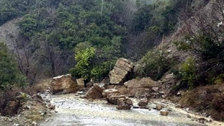 Προβλήματα από την κακοκαιρία – Kατολίσθηση στο Βαλτσόρεμα Θέρμου