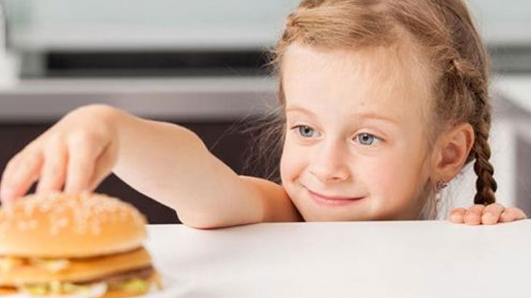 Γιατί δεν πρέπει να απαγορεύουμε το junk food στα παιδιά