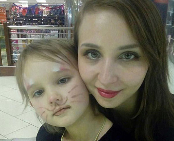 Η 5χρονη Νεντέζντα Κράσοβα με τη μητέρα της