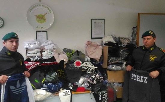 Φωτογραφία από την έφοδο στο εργαστήριο