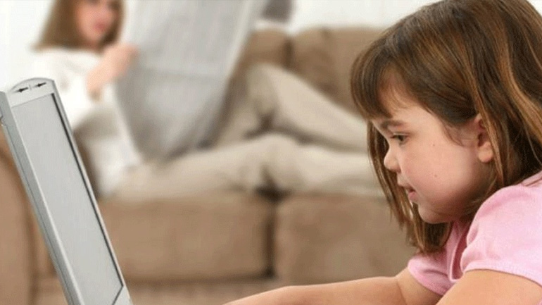 Όλο και περισσότερα παιδιά κάνουν «υπέρμετρη» χρήση του διαδικτύου