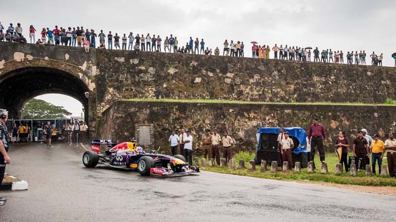 Τι κάνει στους δρόμους της Σρι Λάνκα ο Ricciardo;