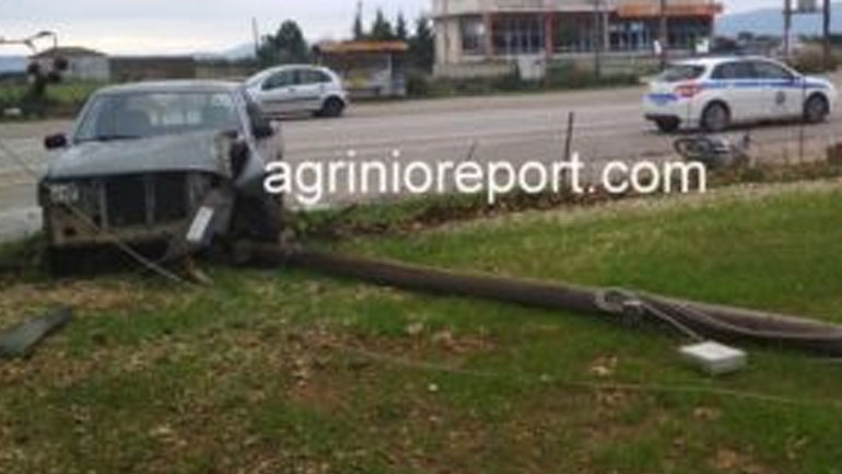 Στράτου Αγρινίου: Αγροτικό έκοψε κολόνα της ΔΕΗ μετά από σύγκρουση με δίκυκλο