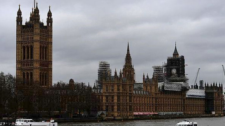 Ένα «ύποπτο δέμα» ερευνούν αστυνομικοί στο κτήριο του βρετανικού κοινοβουλίου
