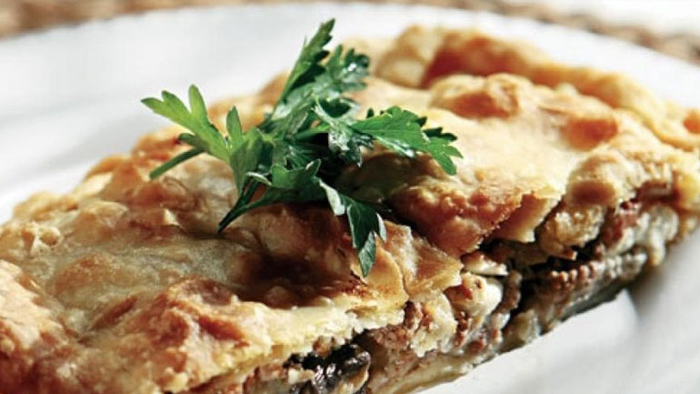 Μελιτζανόπιτα με τυρί φέτα και λουκάνικο σε έτοιμο φύλλο σφολιάτας