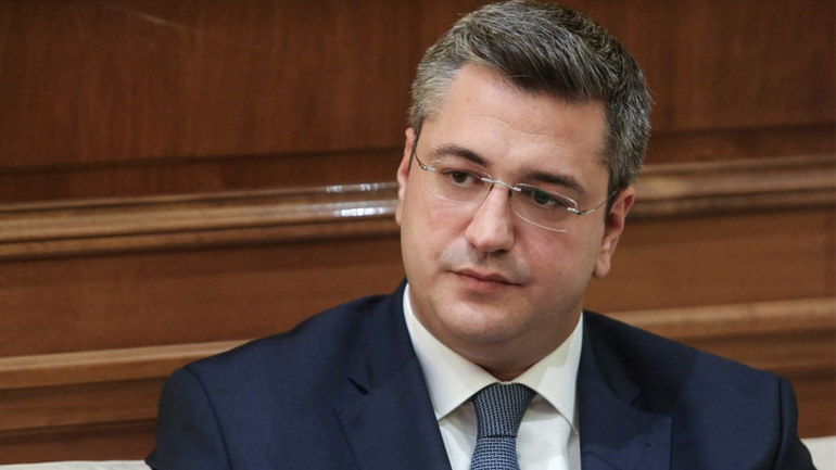 Απ. Τζιτζικώστας: «Ο Γιάννης Μπουτάρης επιλέγει να παίξει τον ρόλο του χρήσιμου ηλιθίου»