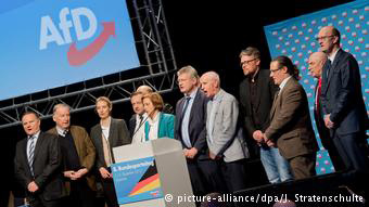 Το προεδρείο της AfD τραγουδά τον εθνικό ύμνο