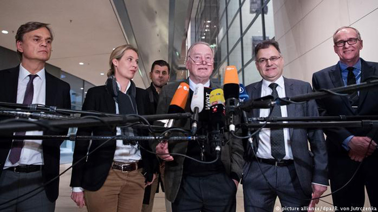 Deutsche Welle: Τα social media «ενισχύουν» την ακροδεξιά