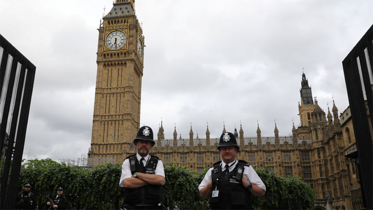 Aβλαβής λευκή σκόνη εντοπίστηκε στο ύποπτο δέμα που βρέθηκε σε γραφείο του βρετανικού κοινοβουλίου