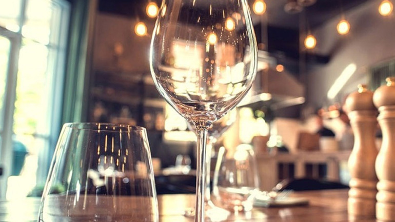 Πώς θα λάμψουν ξανά τα ποτήρια σας