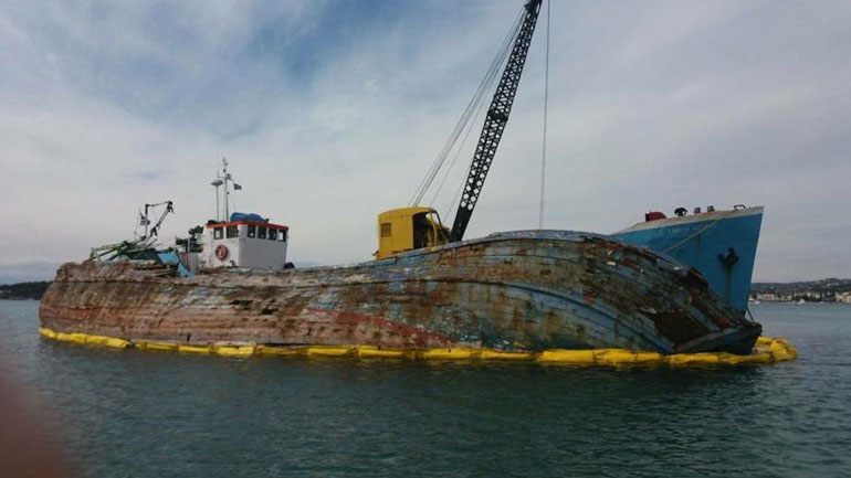 Πόρτο Χέλι: Επιχείρηση ανάσυρσης βυθισμένου πλοίου από το λιμάνι Πόρτο Χέλι: Επιχείρηση ανάσυρσης βυθισμένου πλοίου από το λιμάνι