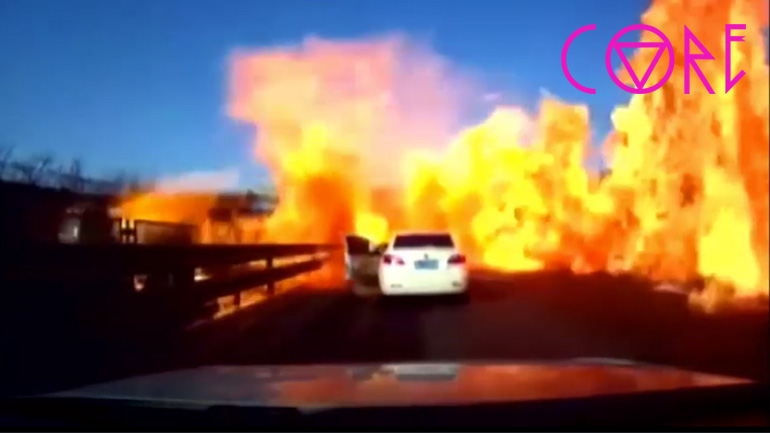 Τρομακτική ανάφλεξη καυσίμου μετά από ατύχημα βυτιοφόρου