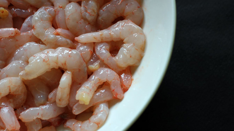 Δεσμεύτηκαν οκτώ τόνοι γαρίδες σε ψυκτική αποθήκη στον Πειραιά